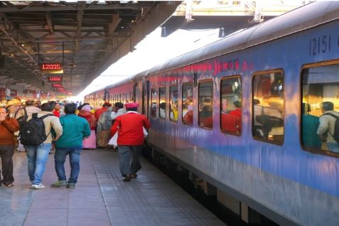Indian Raiways: फेस्टिव सीजन में रेलवे ने फिर बढ़ाए प्लेटफॉर्म टिकट के रेट, अब देने होंगे इतने रुपये