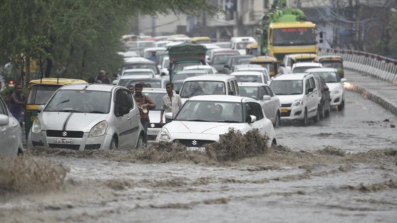 राजधानी दिल्ली में भारी बारिश के कारण,सड़कों पर लगा लंबा जाम