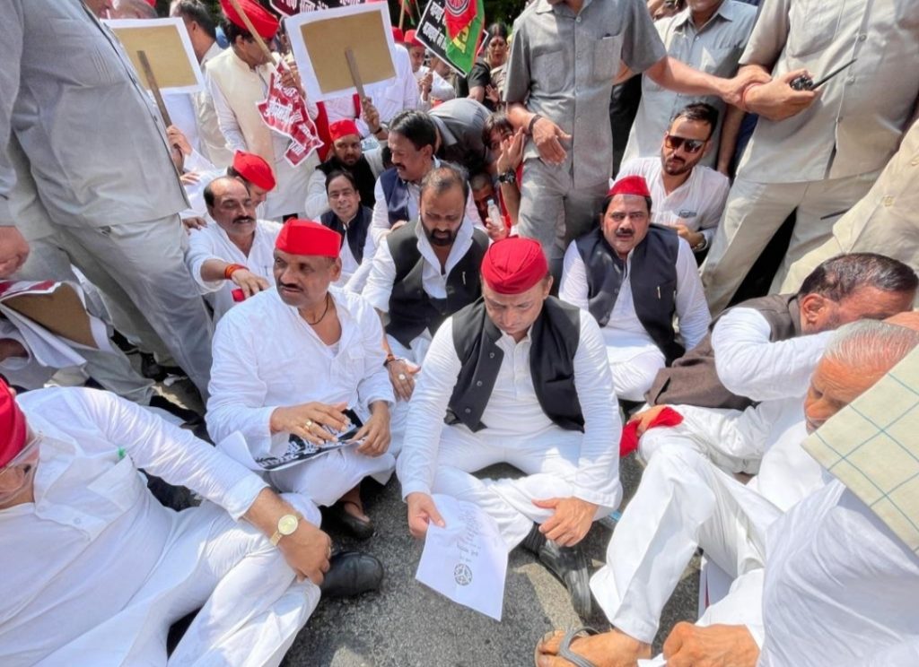 अखिलेश यादव अपने आवास के पास ही सड़क पर बैठे