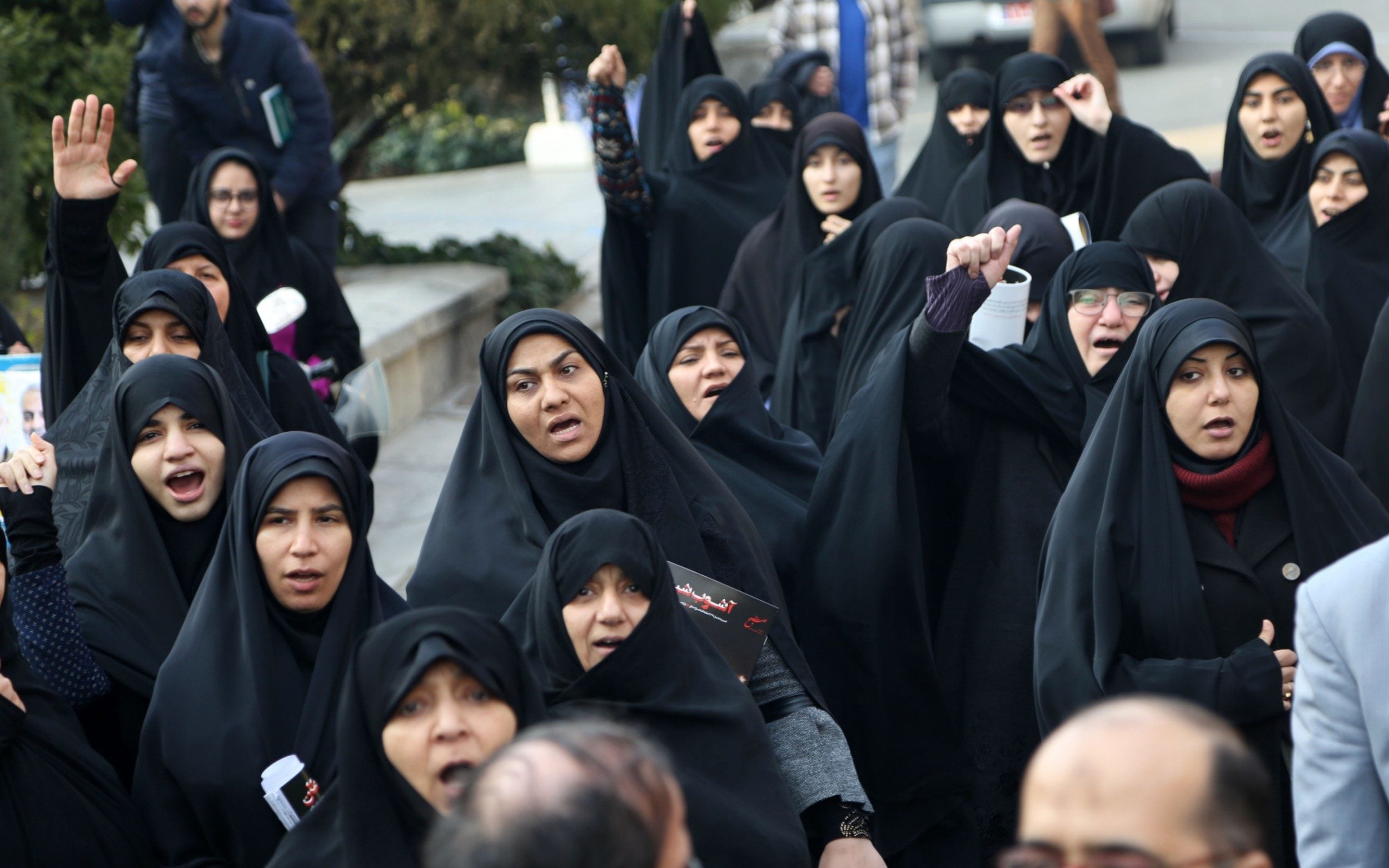 ईरान में कट्टरपंथियों के खिलाफ महिलाओं के गुस्से का लावा फूटा, कांप उठे मजहब के ठेकेदार 