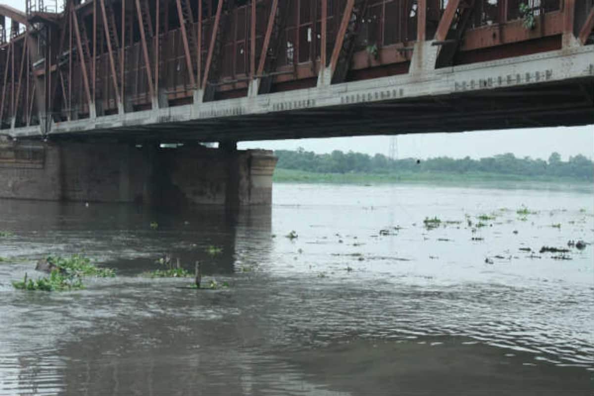 Delhi Yamuna: दिल्ली में यमुना नदी ने खतरे के निशान को किया पार