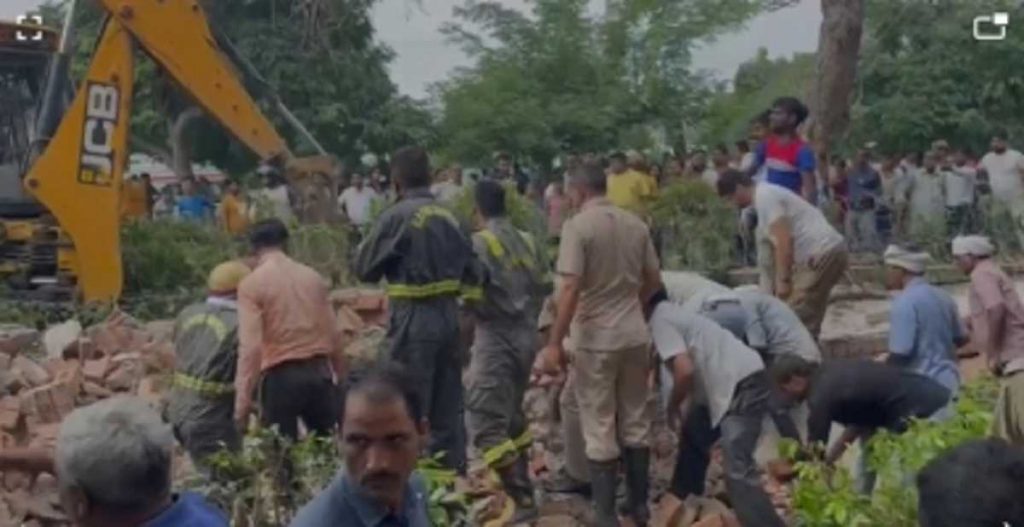 नोएडा के जलवायु बिहार में बाउंड्री वॉल गिरी ,4 लोगों के मरने की आशंका
