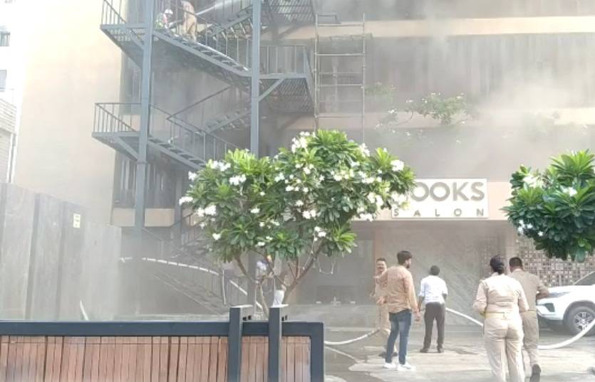 लखनऊ के होटल लिवाना में जबर्दस्त आग,4 लोगों की मौत