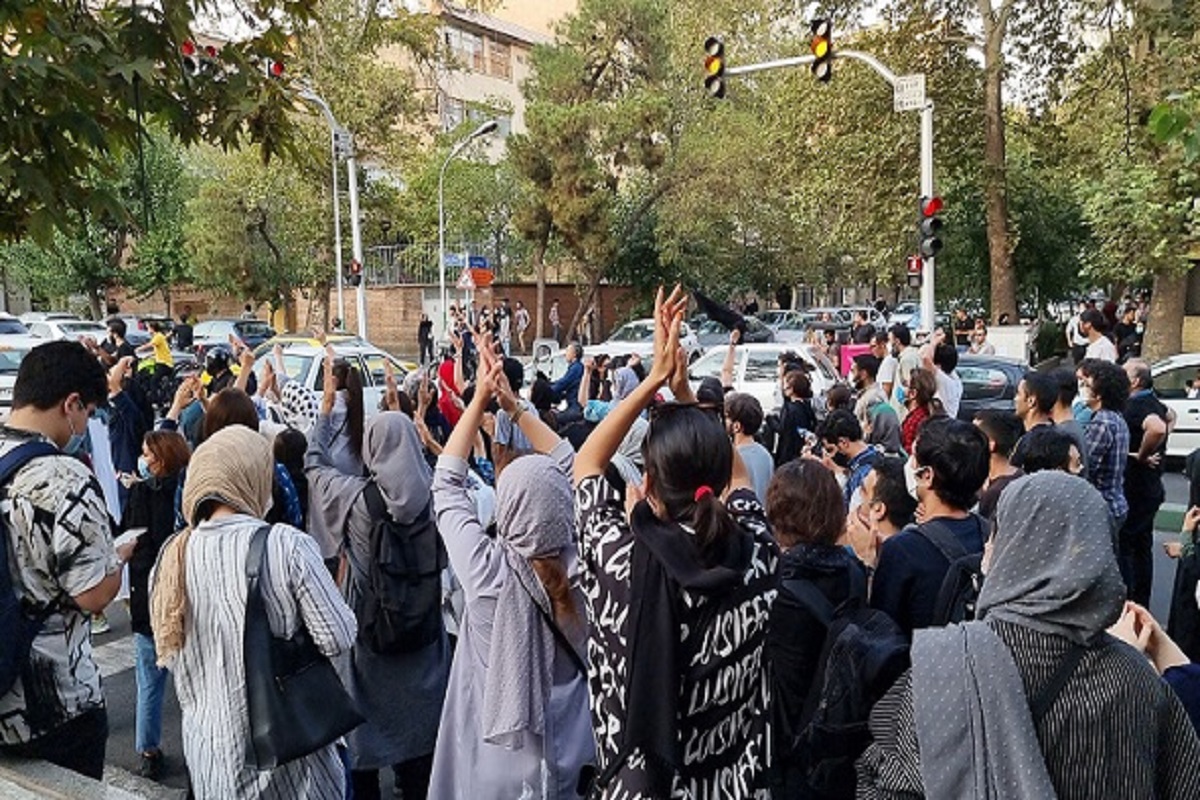 हिजाब के खिलाफ ईरान से उठी विरोध की लपटें अब पश्चिमी देशों की ओर