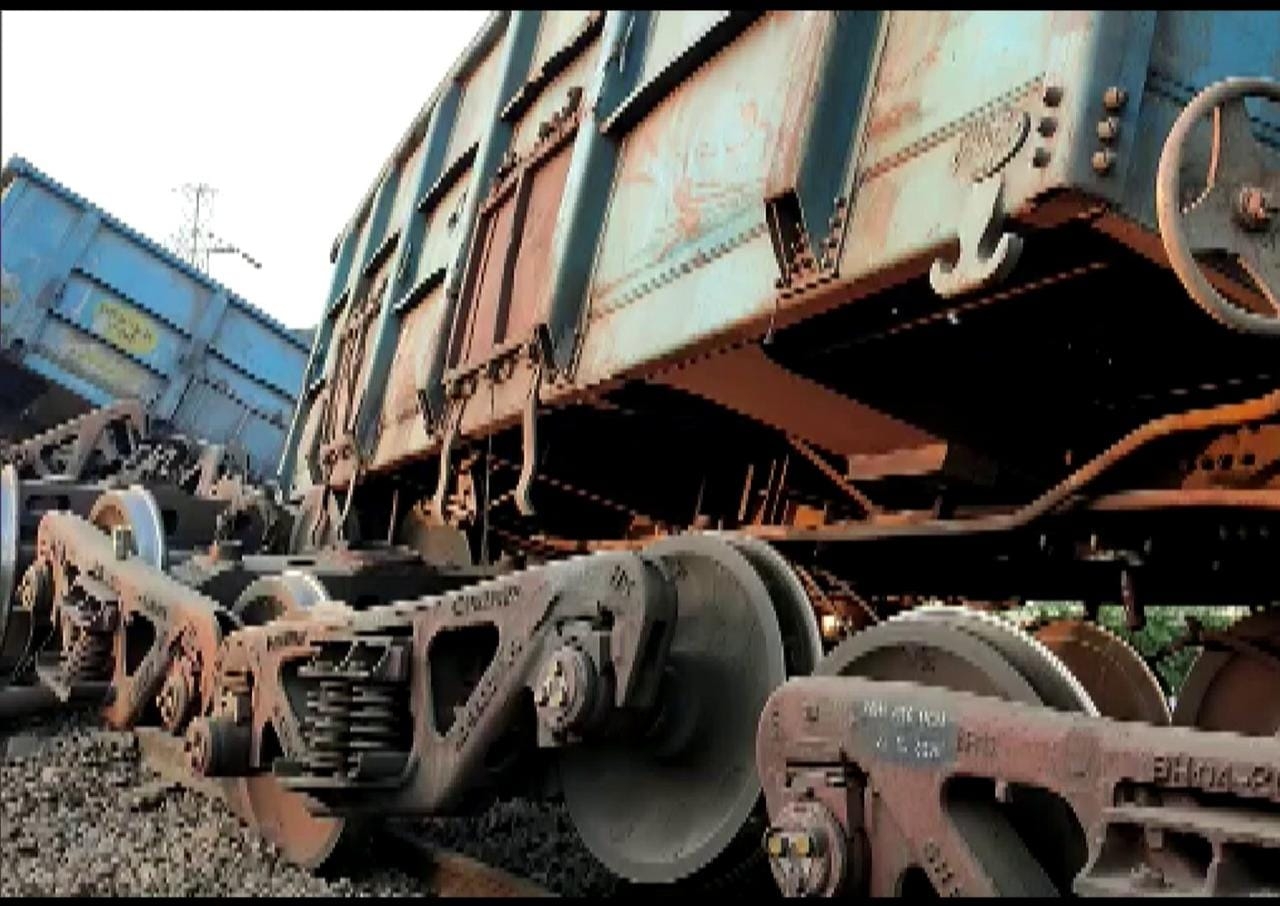 बिहार के सासाराम में मालगाड़ी के 20 डब्बे हुए बेपटरी, ट्रेनों का परिचालन बाधित