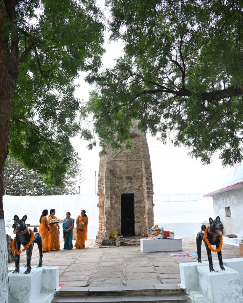रायपुर में कुत्ते की समाधि पर श्रद्धालुओं ने चढ़ाये फूल माले