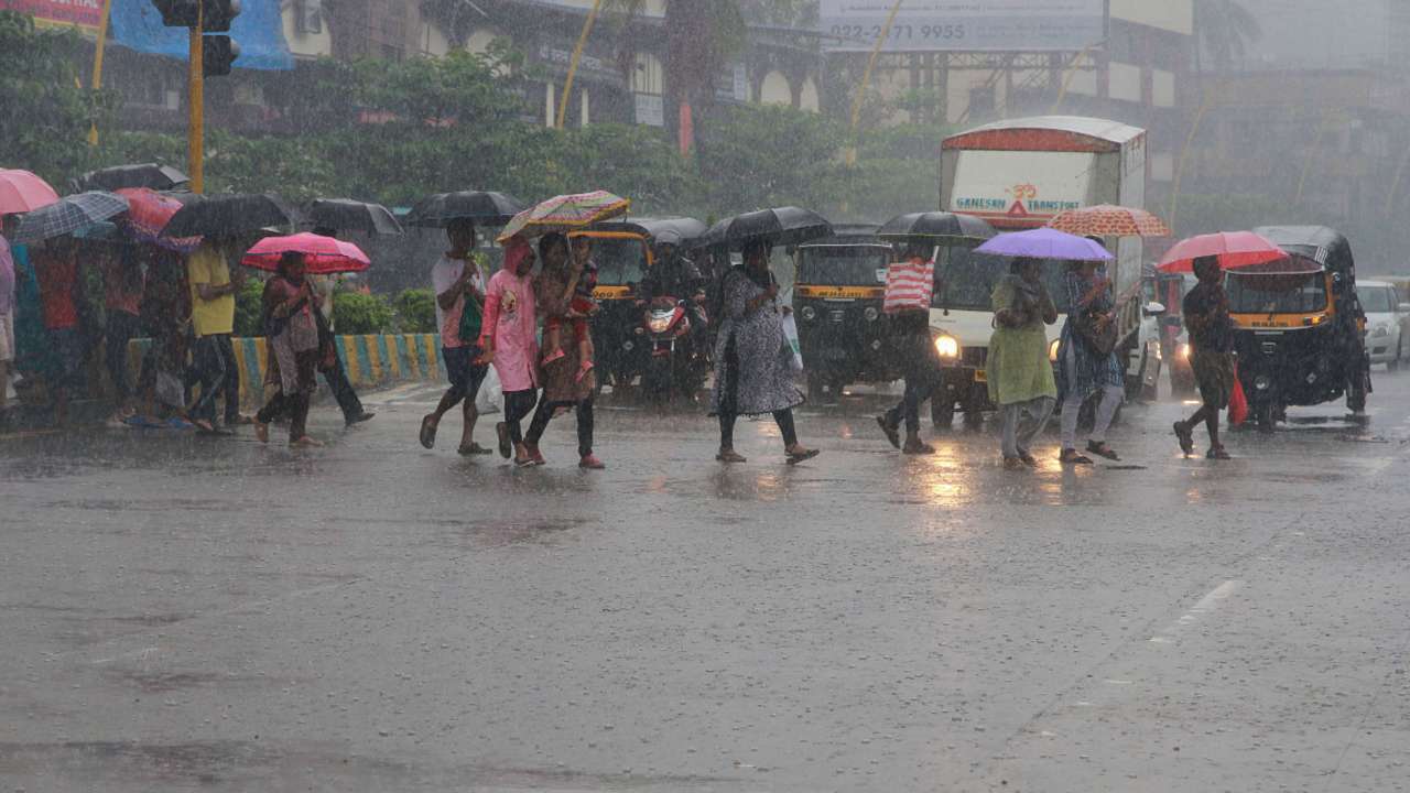 कहीं धंसी सड़कें तो कहीं जलभराव, दिल्ली-NCR को भारी बारिश से अभी नहीं मिलेगी राहत