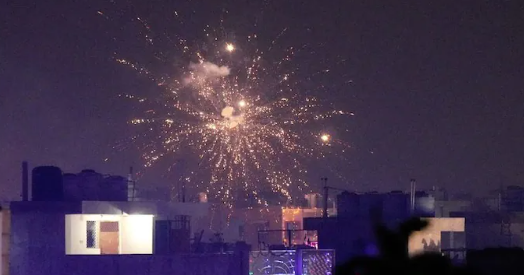 बैन के बावजूद दिल्ली में जमकर फोड़े गए पटाखे, जानिए शहरों में जहरीली हवा का लेवल