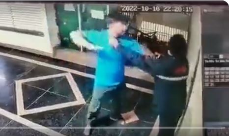 Video: गाजियाबाद की सोसायटी में गार्ड को फिर पीटा, पुलिस के पास मामला पहुंचा