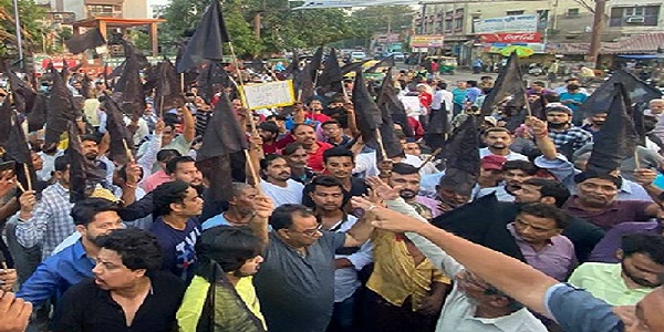 आगरा के ताजगंज में व्यापारियों ने दुकानों पर लगाए काले झंडे, सुप्रीम कोर्ट के आदेश से बेचैनी बढ़ी