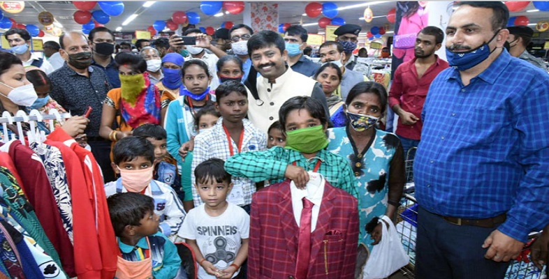 सीएम योगी के मंत्री नंदी ने दीपावली पर गरीबों को कराई शॉपिंग, बच्चों के चेहरे पर खिलखिलाई हंसी