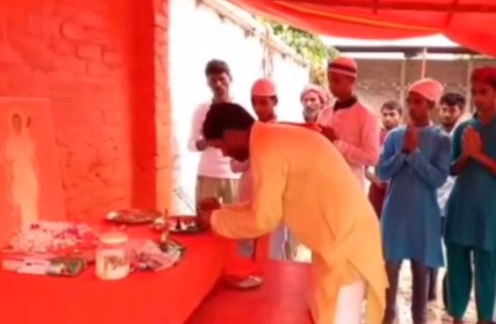 विवादों के बावजूद अयोध्या में CM योगी की पूजा, अस्थाई मंदिर में मुस्लिमों ने उतारी आरती