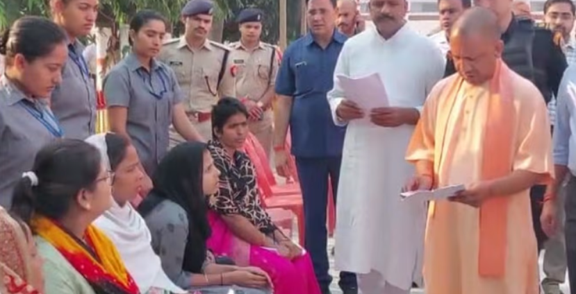 गोरखपुर: मुख्यमंत्री योगी ने लगाया जनता दरबार, फरियादियों को दिलाया इंसाफ का भरोसा