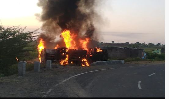 खरगोन में सड़क हादसा, पेट्रोल से लदा टैंकर पलटने से लगी ज़बर्दस्त आग, 2 लोगों की मौत