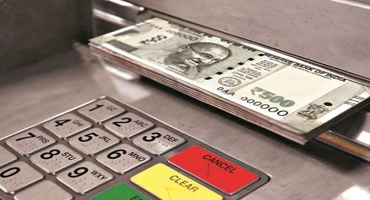 यूपी: 100 की जगह 500 के नोट फेंकने लगा ATM, तकनीकी गड़बड़ी से बैंक को 2 लाख की चपत