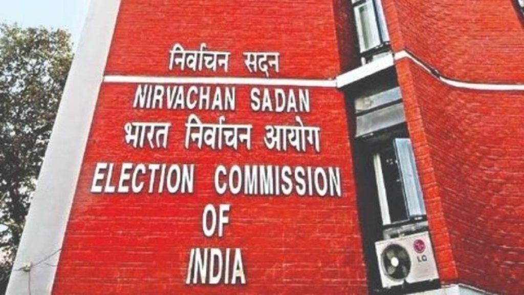 नेताओं के गिफ्ट पर चुनाव आयोग की नजरें टेढ़ी, रैलियों में साड़ी और शर्ट बांटने पर बैन