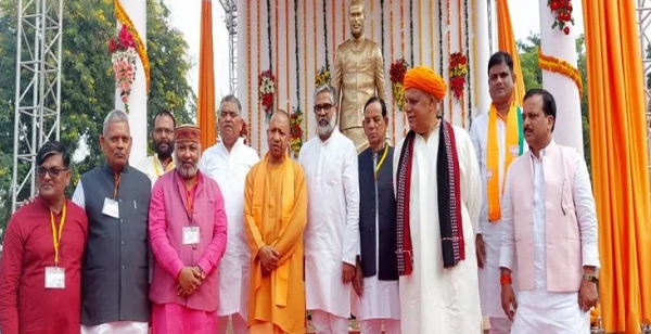 सीएम योगी ने पूर्व प्रधानमंत्री चंद्रशेखर की प्रतिमा का किया अनावरण, बोले- देश में बलिया को दी नई पहचान