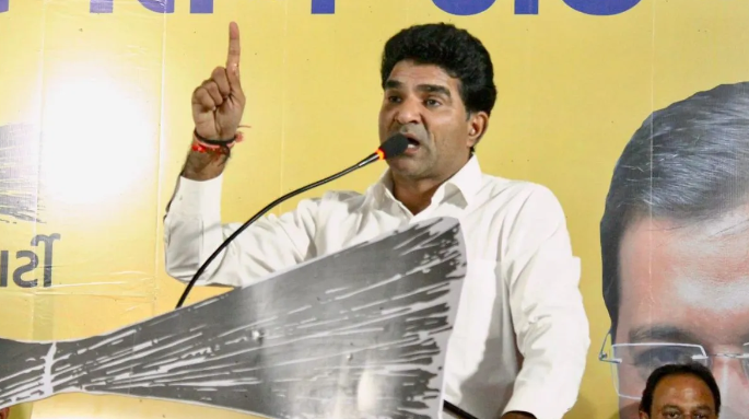 Gujarat Election: गुजरात में AAP के सीएम उम्मीदवार का केजरीवाल ने किया ऐलान, जानिए कौन हैं ईसूदान गढ़वी