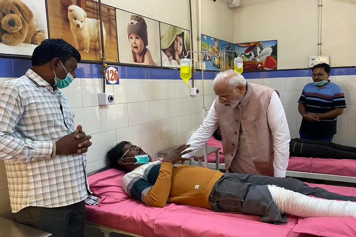 मोरबी हादसा: पीएम मोदी ने घायलों से मिलकर बांटा दर्द, घटना स्थल का भी लिया जायजा