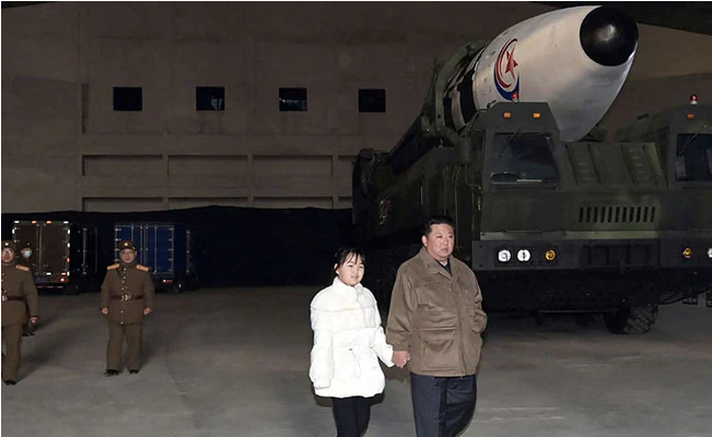 पहली बार बेटी संग नजर आए किम जोंग, मिसाइल परीक्षण के वक्त पत्नी भी रहीं मौजूद