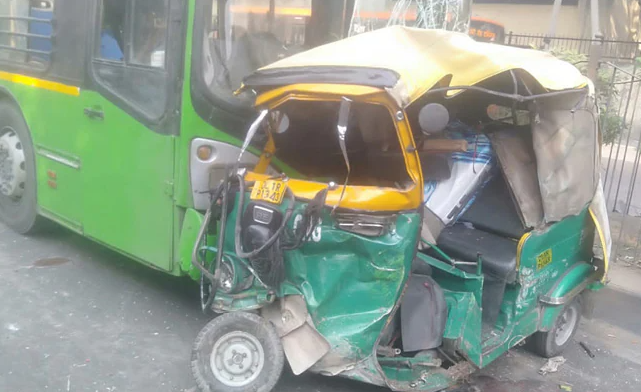 Delhi: डीटीसी बस चालक को पड़ा मिर्गी का दौरा, बेकाबू बस ने ऑटो में मारी टक्कर, एक की मौत