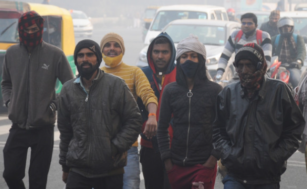 Delhi Rain: दिल्ली में बादल और बूंदाबांदी के बाद छंटा कोहरा, बढ़ी ठंड, शीतलहर को लेकर अलर्ट जारी