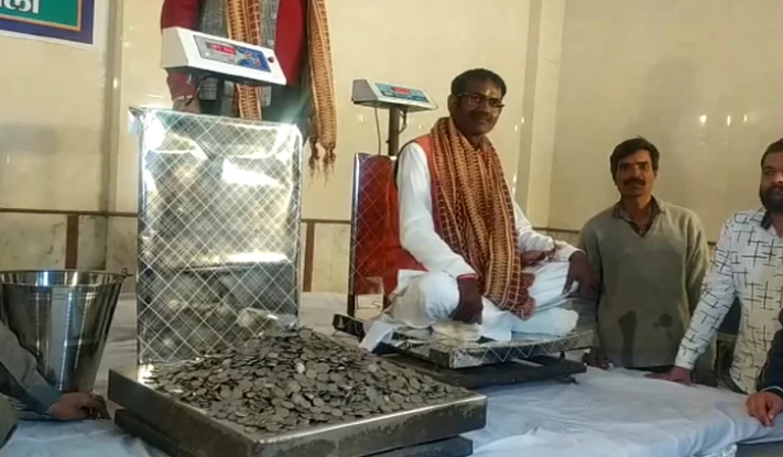 Khatauli: खतौली के निवर्तमान विधायक विक्रम सैनी को उनके वजन के बराबर सिक्कों से तौला गया, पत्नी को बीजेपी ने बनाया है कैंडिडेट