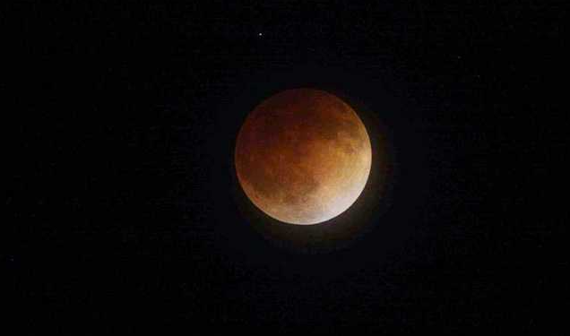 Lunar Eclipse: कल लगेगा पूर्ण चंद्रग्रहण, जानिए भारत के किन स्थानों में देगा दिखाई