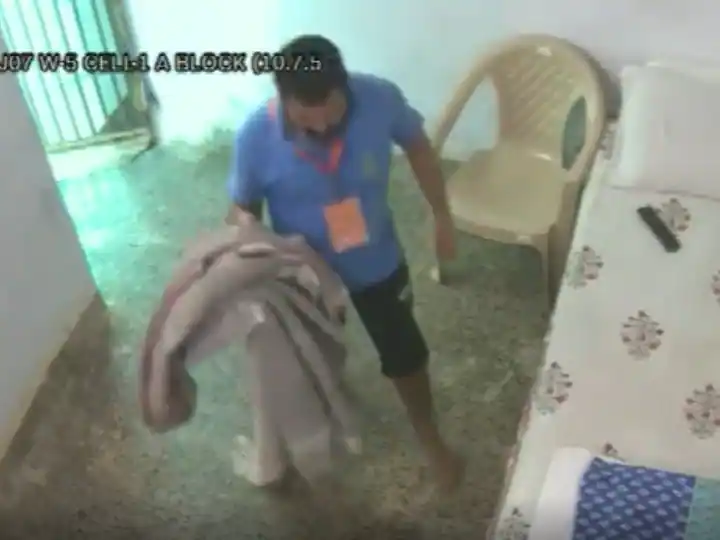Satyendra Jain Video: मसाज, स्पेशल फूड, जेल में ‘दरबार’ के बाद अब तिहाड़ में बंद सत्येंद्र जैन का एक और वीडियो आया सामने, सेल की हो रही सफाई