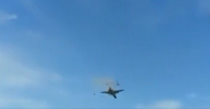 अमेरिका: एयरशो के दौरान आपस में टकराए 2 लड़ाकू विमान, हवा में उड़े परखच्चे, सामने आया VIDEO
