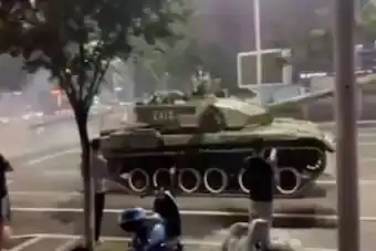 China Protest: जिनपिंग के विरोध के बीच सड़कों पर उतरे सेना के Tank, क्या दोहराया जाएगा तियानमेन स्क्वायर? मारे गए थे 10 हजार लोग