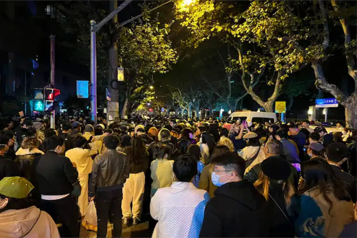 China Covid Protest: चीन में लॉकडाउन के खिलाफ हिंसक प्रदर्शन, पुलिस से भिड़ी पब्लिक, विरोध की आवाज दबाने में जुटी जिनपिंग सरकार