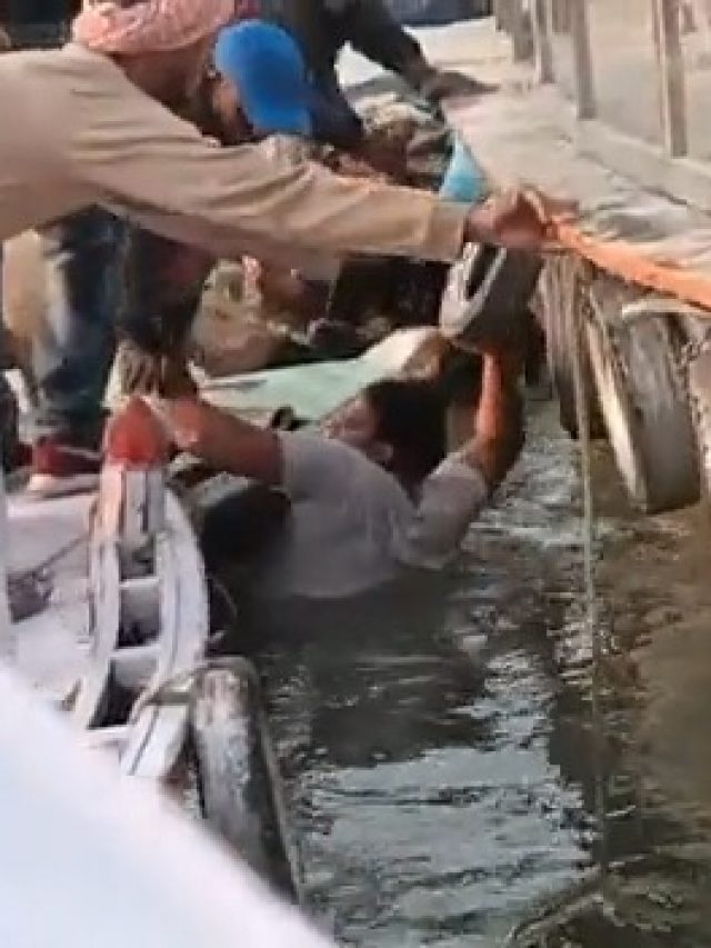 वाराणसी में 34 यात्रियों से भरी नाव पलटी
