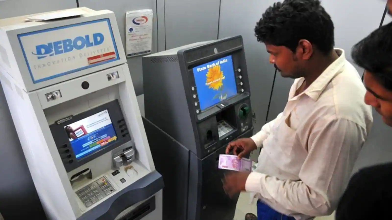 डेबिट कार्ड से कैश निकालने की लिमिट बढ़ाने वाला है यह बैंक, जानिए ATM से कितने पैसे निकाल सकेंगे आप