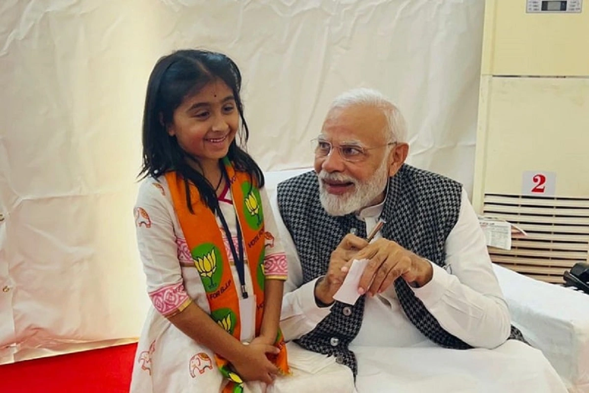 Gujarat Election: इस नन्ही बच्ची ने अपनी कविता से पीएम मोदी को बनाया अपना फैन, देखें VIDEO