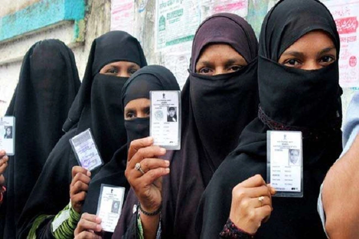 Gujarat Elections: बीजेपी ने गुजरात में मुस्लिमों को टिकट न देकर सही किया या गलत? सर्वे में आए चौंकाने वाले नतीजे