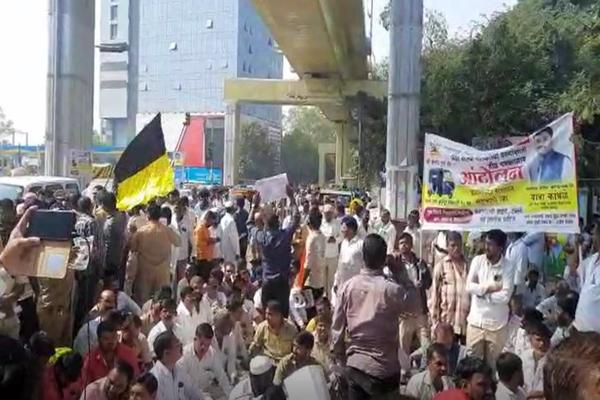Pune: पुणे में रिक्शा चालकों का Ola Bike के खिलाफ प्रदर्शन, कहा- तुरंत बंद की जाए सर्विस, धंधे पर पड़ रहा असर