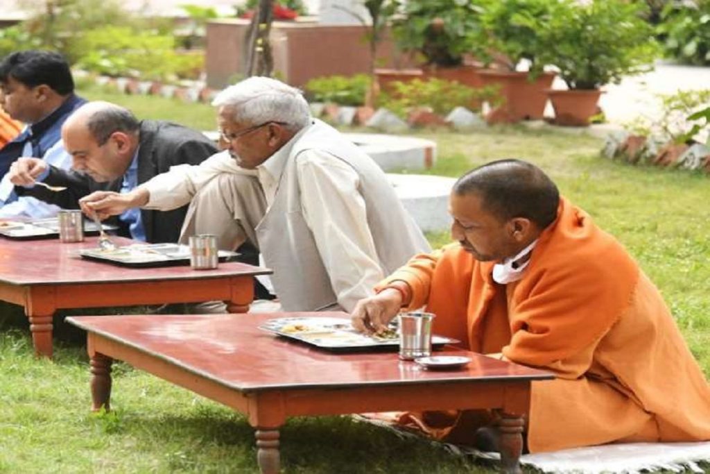 सीएम योगी ने आंवला के पेड़ के नीचे भोजन