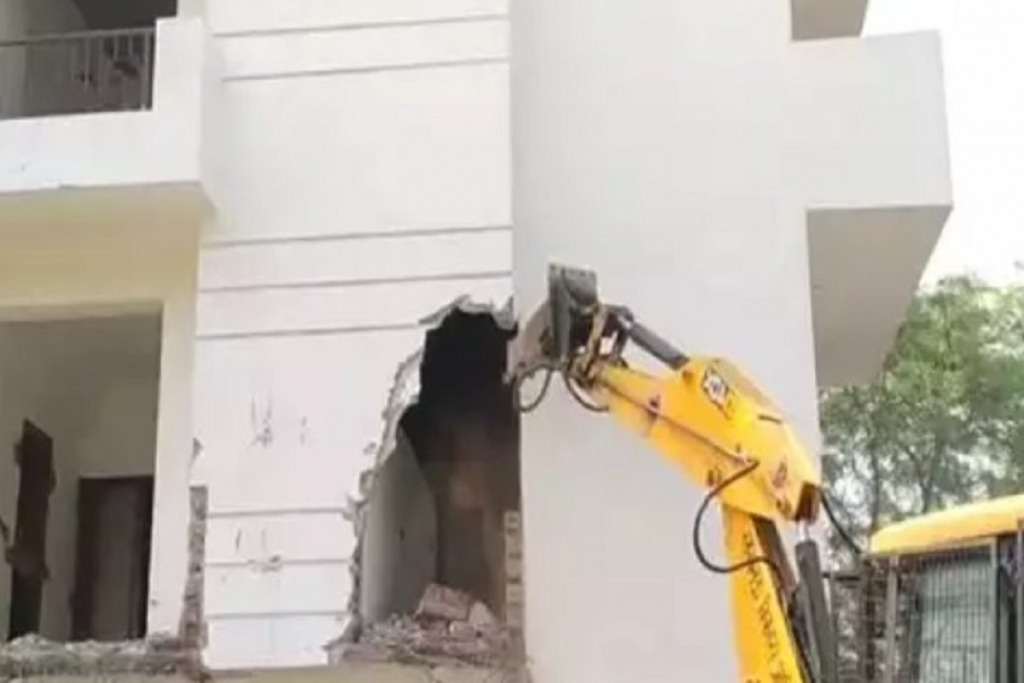 The work of breaking the illegal apartment of Yazdan builder started