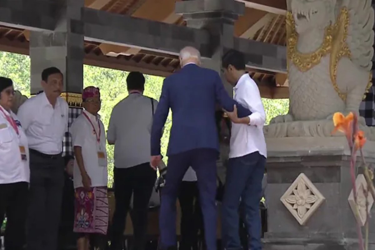 VIDEO: जब सीढ़ियों पर अचानक लड़खड़ाए बाइडेन, इस नेता ने तुरंत थामा