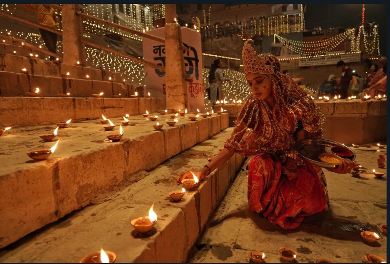 उत्तर प्रदेश के संगम तट पर जगमगाई देव-दीपावली