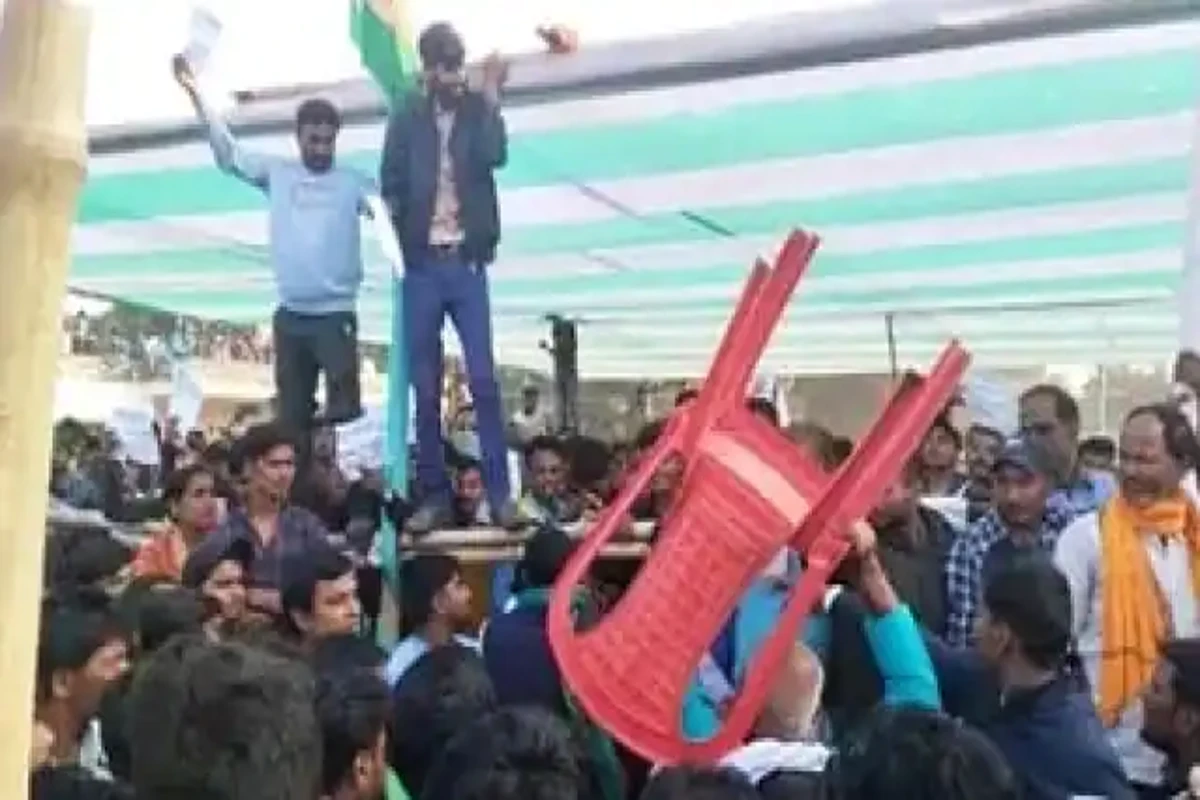 Bihar: सीएम नीतीश कुमार की चुनावी सभा में जमकर हंगामा, छात्रों ने लगाए हाय-हाय के नारे, फेंकी गईं कुर्सियां