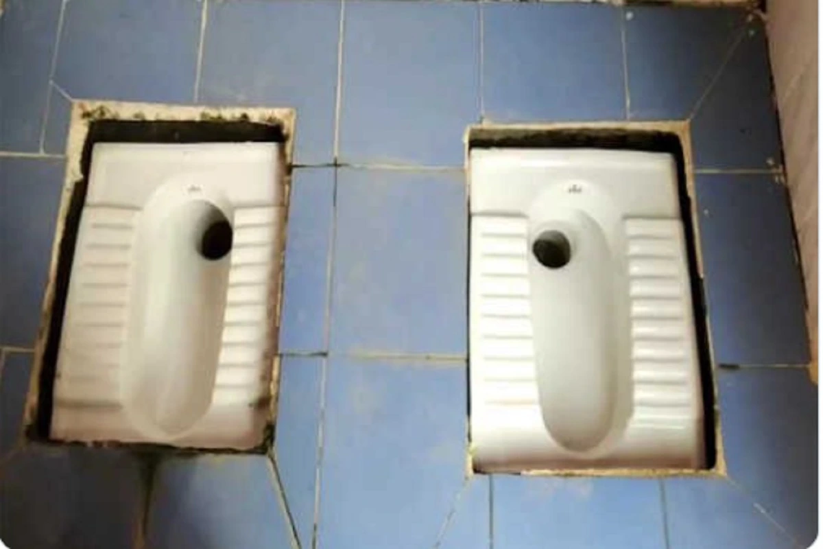 UP: ‘डबल सीट वाली सरकार’- बस्ती के अनोखे ‘टॉयलेट’ पर अखिलेश यादव ने ली चुटकी, वायरल फोटो के बाद नपे पंचायत सचिव