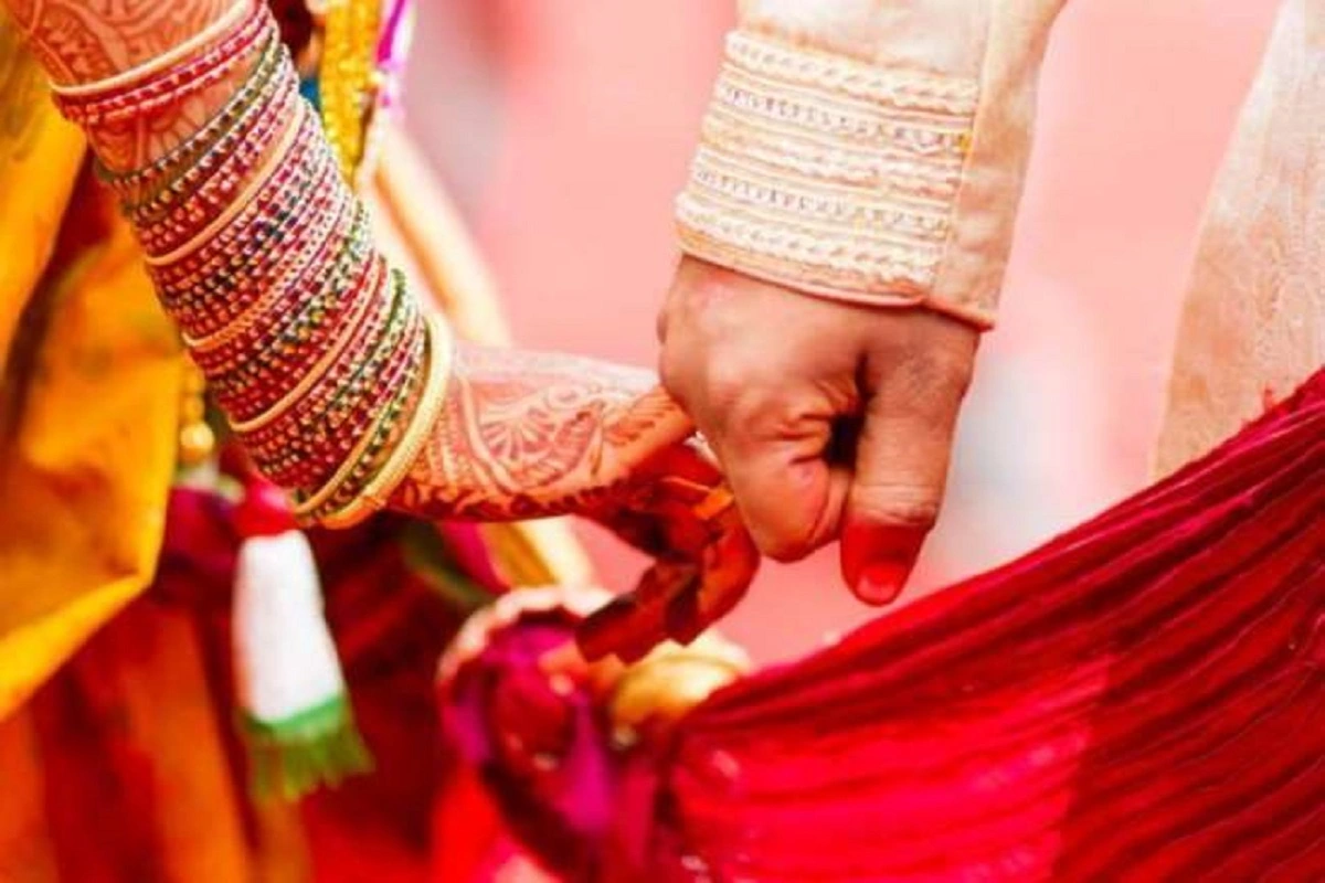Agra: सुहागरात पर पत्नी की ये बात जानकर सन्न रह गया पति, शादी के 7 साल बाद मिला तलाक