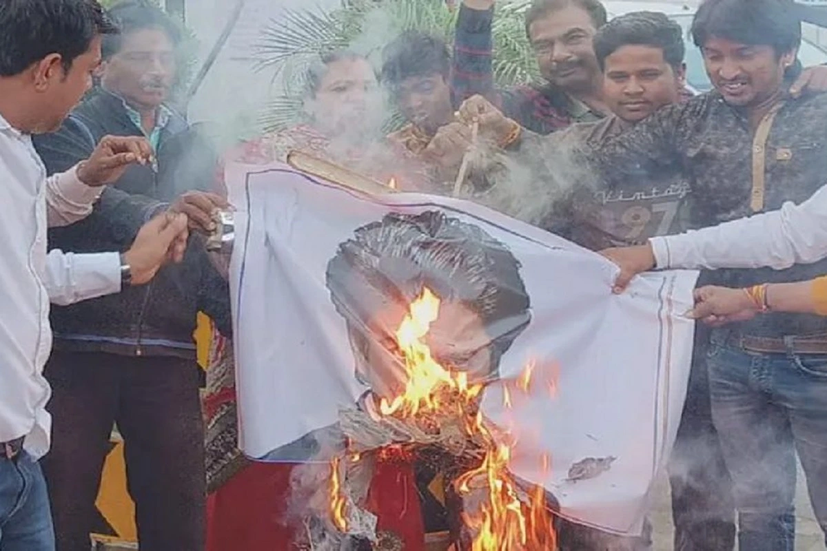 Pathaan Controversy: शाहरुख खान की ‘पठान’ के खिलाफ हिंदू संगठन का भड़का गुस्सा, जलाए मूवी के पोस्टर, बैन करने की मांग भी उठाई