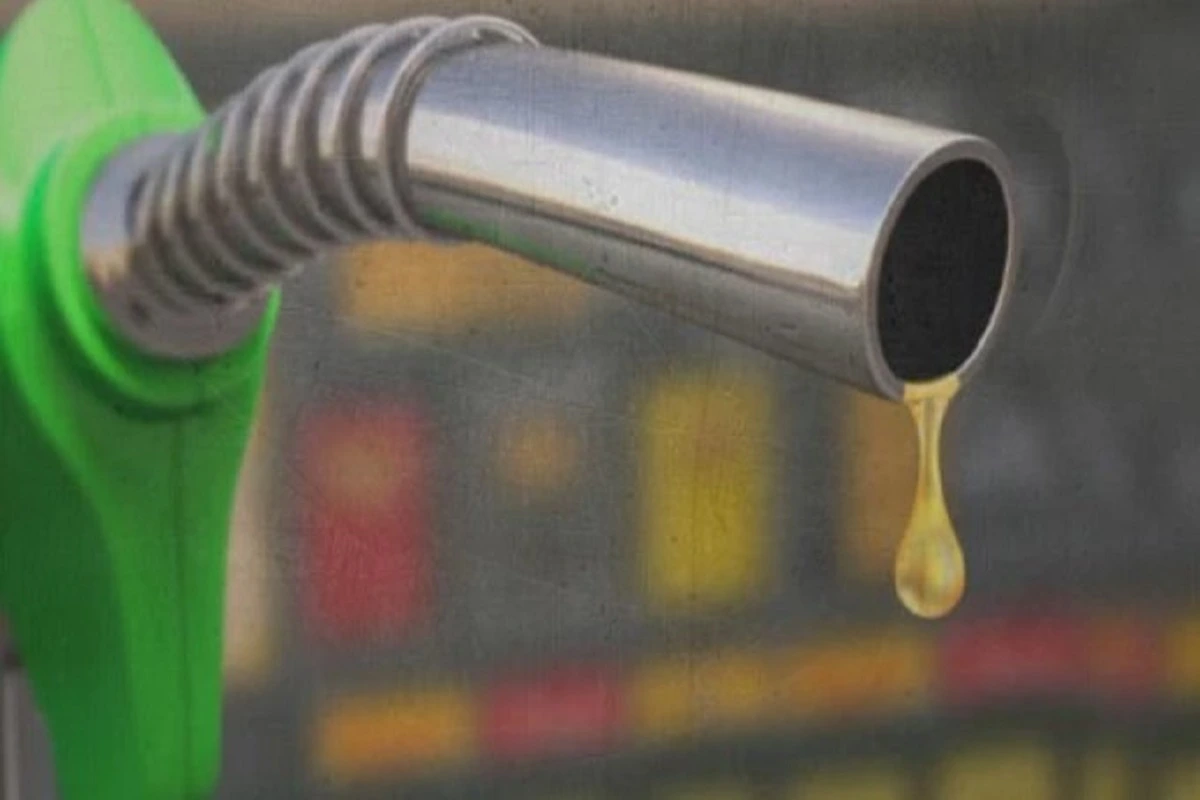 Crude Oil के भाव गिरने पर भी क्यों सस्ता  नहीं हो रहा पेट्रोल-डीजल, जानिए