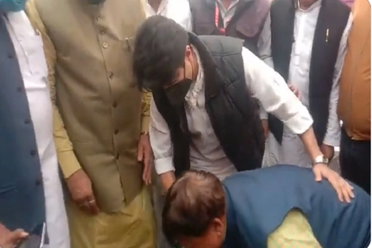 MP News: ज्योतिरादित्य सिंधिया ने ऊर्जा मंत्री प्रद्युम्न सिंह को क्यों पहनाई चप्पलें? जानिए