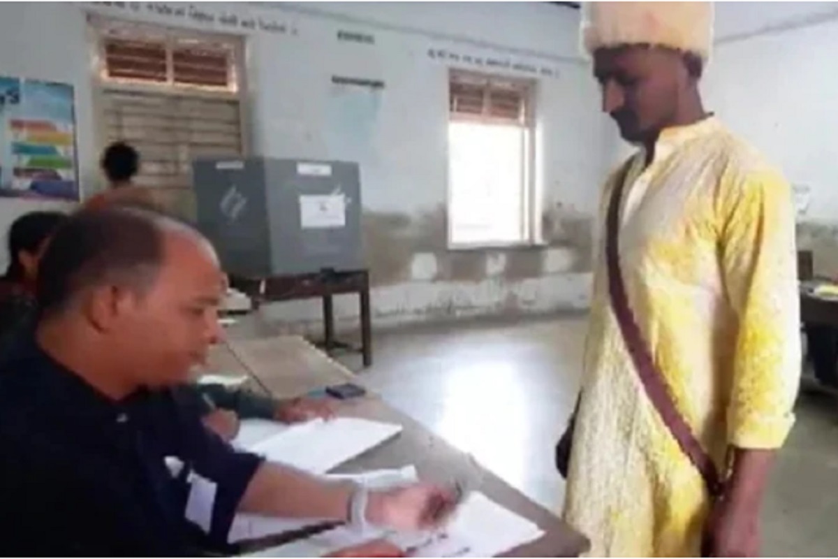 Gujarat Elections: वोट डालने के लिए युवक ने बदल दिया शादी का वक्त, कहा- बर्बाद न करें अपना VOTE
