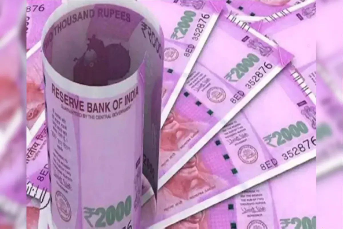 Lucknow: राजधानी की 905 बैंकों में आज से बदले जाएंगे 2000 रुपए के नोट, जानें कितने मिनट में जमा हो रहे हैं आठ नोट
