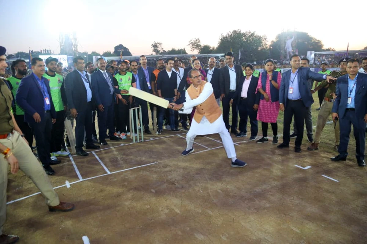 MP: क्रिकेट टूर्नामेंट में शामिल हुए मुख्यमंत्री शिवराज और सांसद गौतम गंभीर, CM बोले- ‘पढ़ो, खेलो और स्व-रोजगार से जुड़ो’